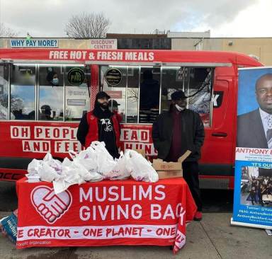 Anthony Beckford, right, with Muslims Giving Back representative.  Kenneth Lee