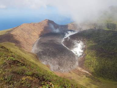 la-soufriere-volcano-tectonic-earthquakes-2021-04-09-nk-cl01