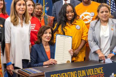 hochul-signs-landmark-gun-legislation-2022-06-09-nk-cl01