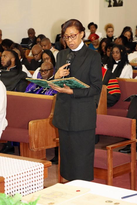 Pastor the Rev. Dr. Roxie Morris makes promise.