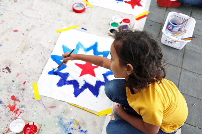 An attendee gets creative at the event's arts and crafts station.