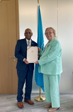 Leslie Ramsammy, the new Permanent Representative of Guyana to the United Nations Office at Geneva, presents his credentials to Tatiana Valovaya, the Director-General of the United Nations Office at Geneva.