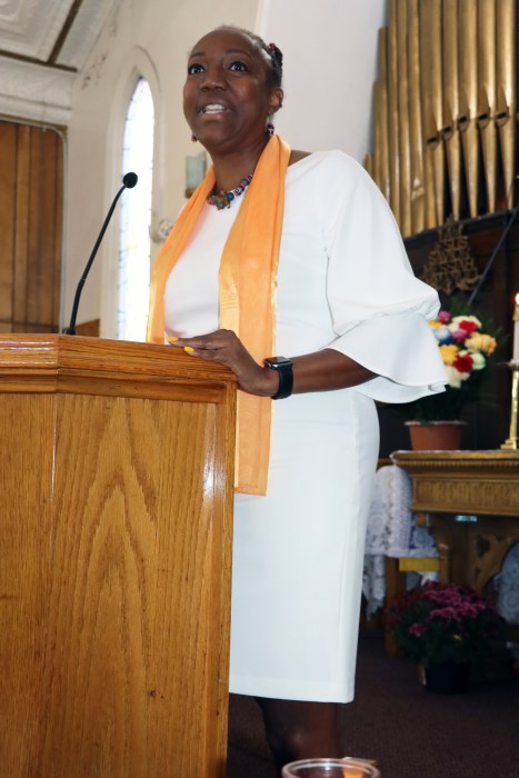 Rev. Dr. Elizabeth Able preaches a sermon on: “Through It All.”