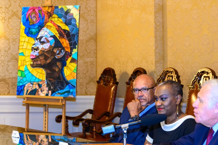 Saint Kitts and Nevis donate artwork to the OAS Art Museum of the Americas. Permanent Representative of St. Kitts and Nevis Jacinth Henry-Martin (center) makes the presentation.