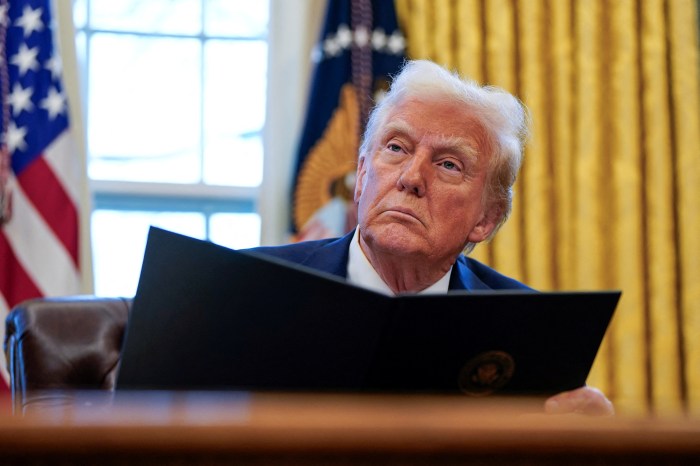 U.S. President Donald Trump signs executive orders in the Oval Office at the White House in Washington, U.S., January 30, 2025. REUTERS/Elizabeth Frantz