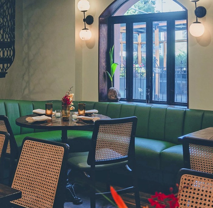 Tropical ambience – The restaurant’s décor transports guests to the islands, with an abundance of vibrant fruits especially mangoes adding to the experience.